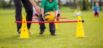 02：15曼城愿降薪续约德布劳内一年，阿森纳正在为萨利巴准备续约合同每天送上全球热点足球简讯。